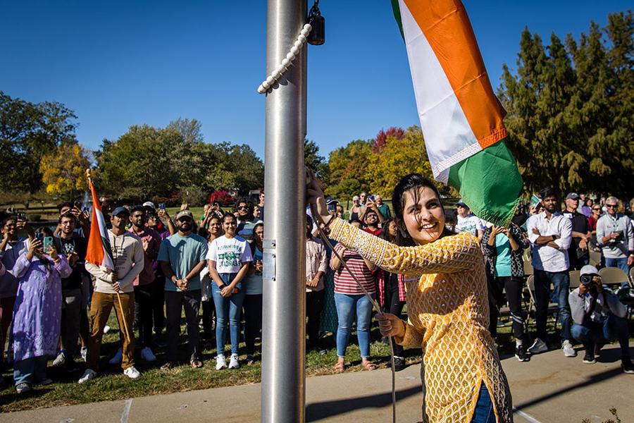 在西北地区一年一度的国际升旗仪式上，一名来自印度的学生升起了她的祖国国旗, 每年秋天都会庆祝牛津大学的国际学生和多样性. (图片来源:Lauren Adams/<a href='http://bxdo.ngskmc-eis.net'>威尼斯人在线</a>) 